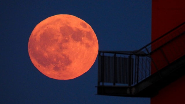 Erdbeermond 2025: Warum dieser Vollmond so rot leuchtet