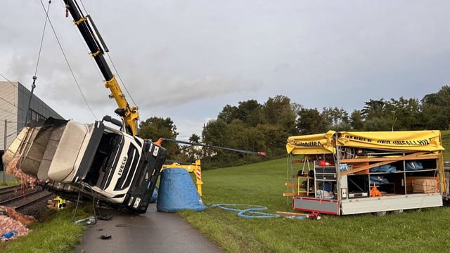 LKW kippt auf Gleise – und verliert 10 Tonnen Schlachtabfälle