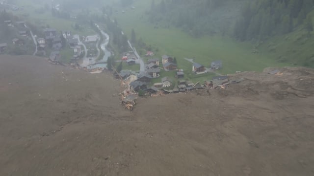 Schuttmassen begraben grossen Teil des Dorfes unter sich