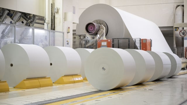 Der letzte Papierhersteller der Schweiz baut Stellen ab