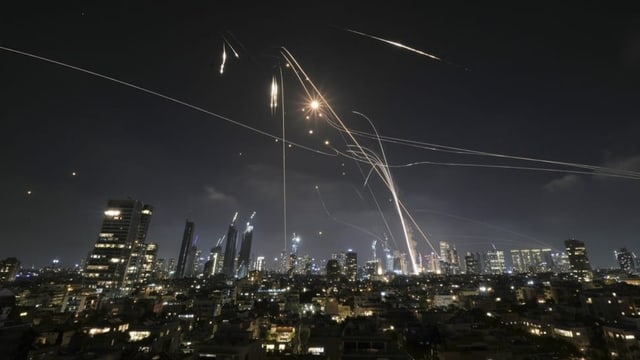 Iran feuert dutzende Raketen auf Israel ab