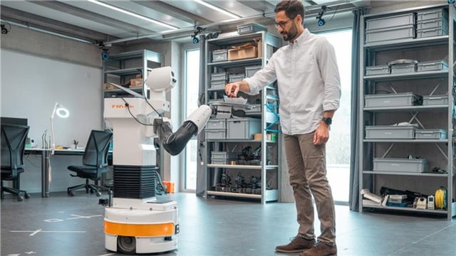 Klaus, der Roboter, der auch Pralinés servieren kann