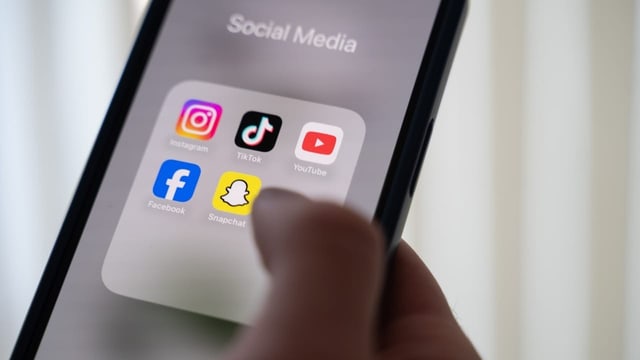 Knapp die Hälfte zeigt Anzeichen von Smartphone-Abhängigkeit