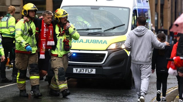 Auto fährt in Menge: 53-jähriger Brite in Liverpool festgenommen