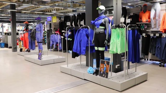 SportX gibt auf, Decathlon wächst: Zwei gegensätzliche Strategien
