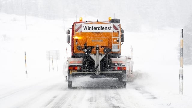 Viel Neuschnee beeinträchtigt den Strassenverkehr in den Alpen