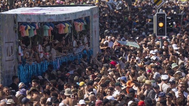 800'000 Techno-Fans trotzen der Hitze