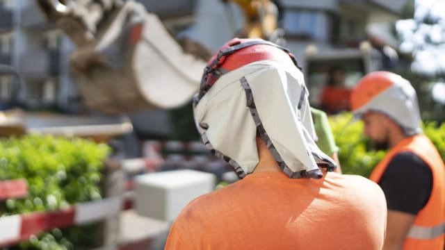 Soll die Versicherung zahlen, wenn diese Männer schwitzen?