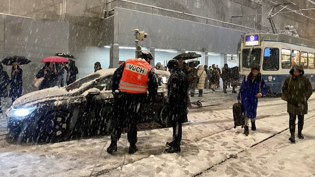 Schnee legt vielerorts den Verkehr lahm