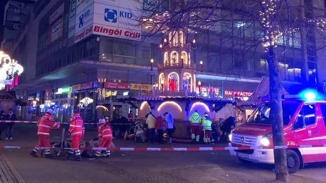 Auto fährt in Menschenmenge – Zwei Tote, Dutzende Verletzte
