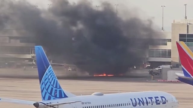 Flugzeug fängt auf US-Flughafen Feuer