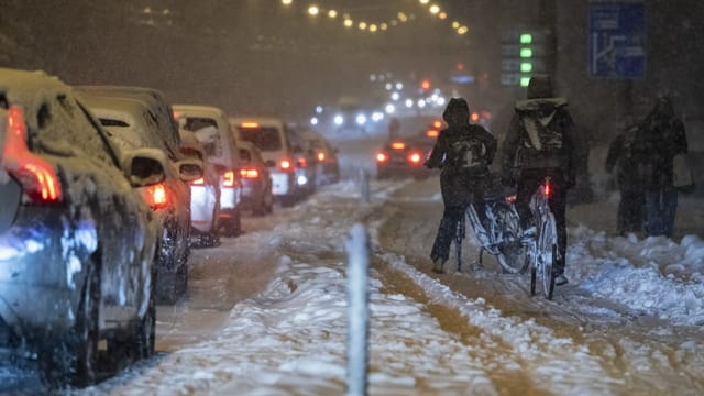 Der Schnee sorgt auch am Freitag für Verspätungen