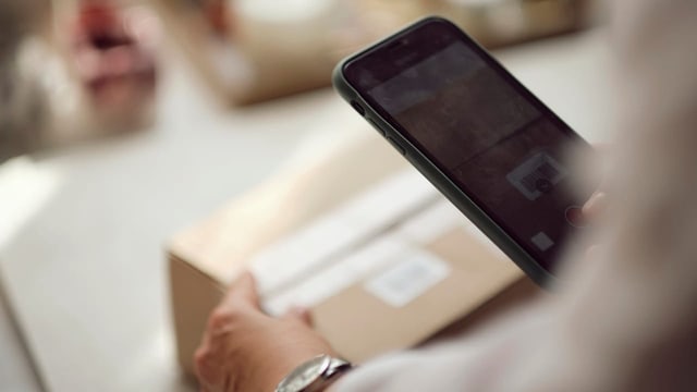 Sie bestellt ein iPhone – doch im Paket liegen Gottlieber Hüppen