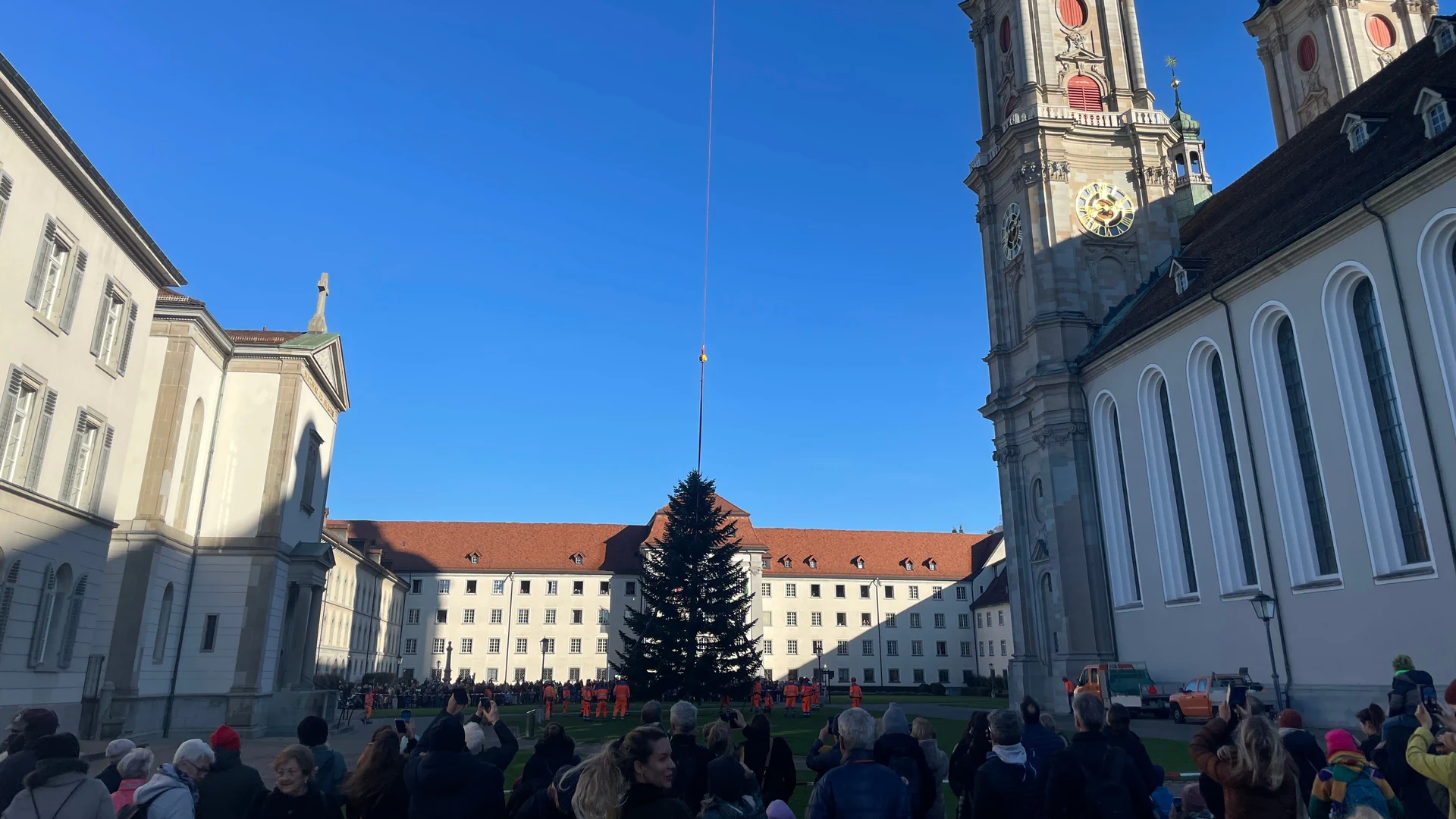 Tanne wird von Helikopter auf St.Galler Klosterplatz abgesetzt