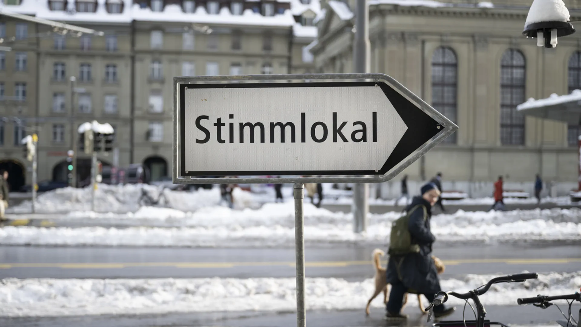 Ein Wegweiser zeigt am Sonntag den Weg zum Stimmlokal in der Stadt Bern.