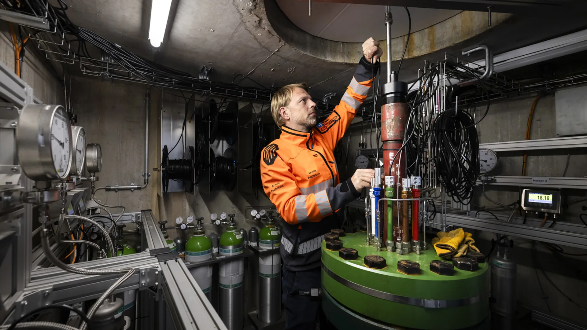 Ein Mitarbeiter bei der Kontrolle des Wasserspiegels des Grundwassers in der Messtelle Stadel-3.