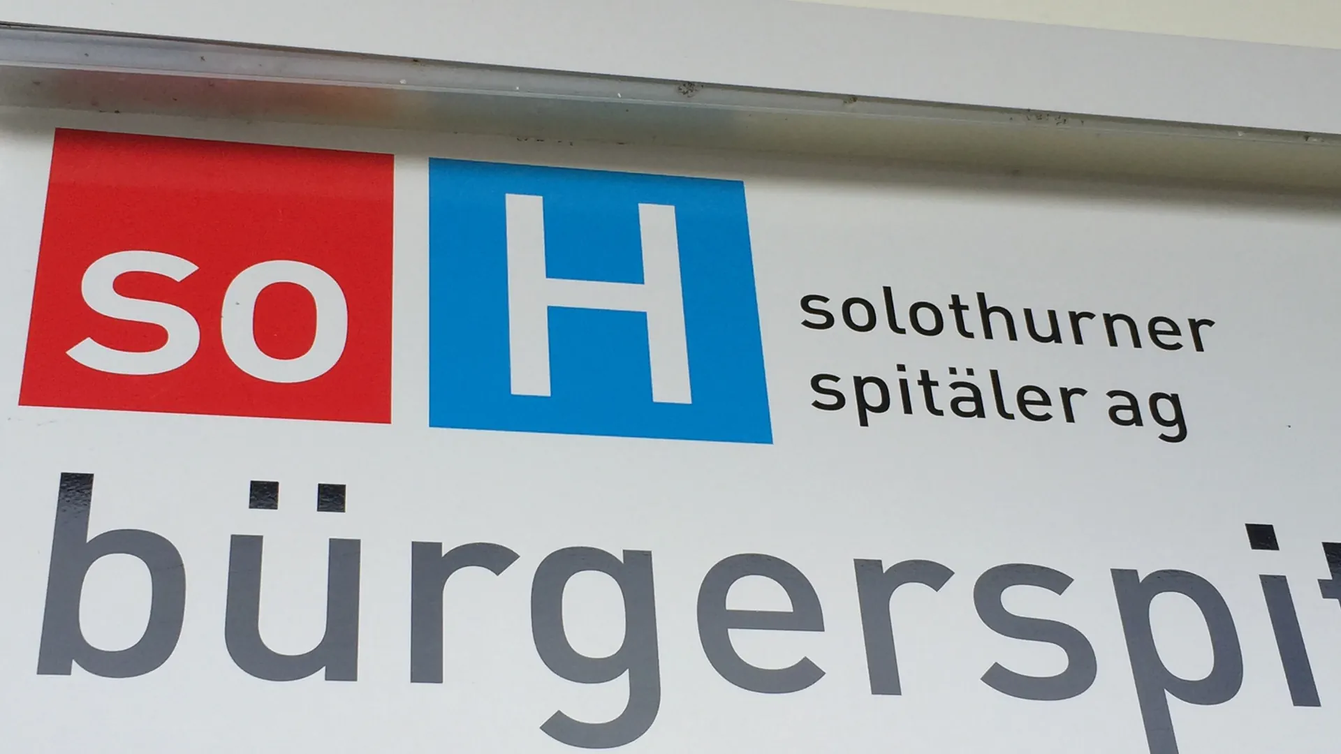 Das Eingangsschild des Bürgerspitals in Solothurn.