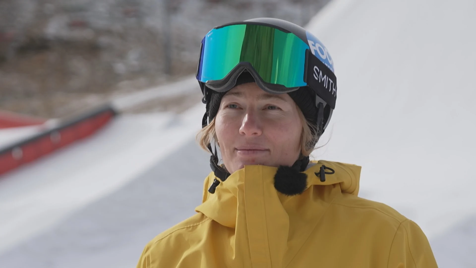 Ski- oder Snowboardfahrerin mit Helm