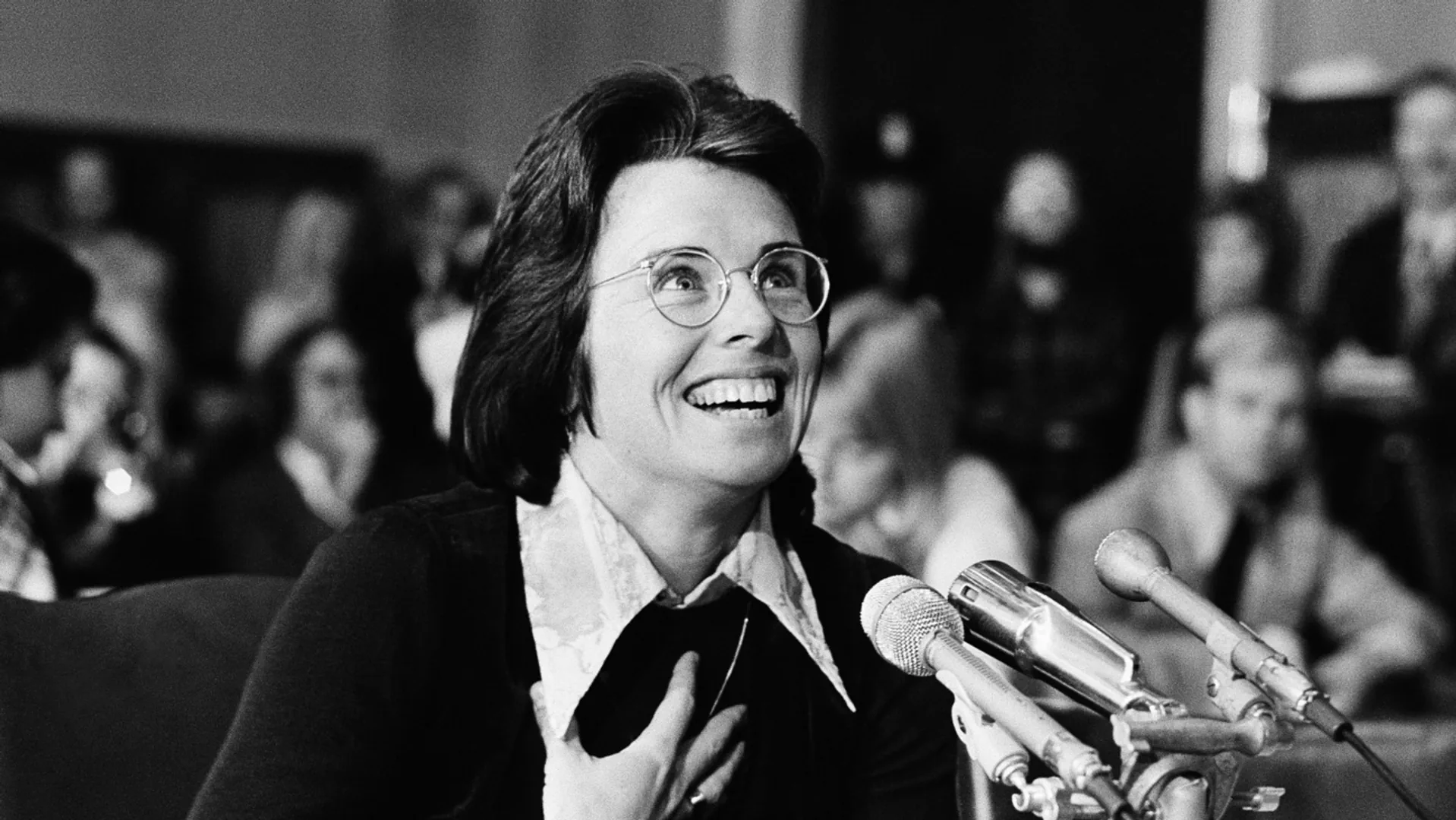 Billie Jean King spricht vor einem Ausschuss des US-Senats über Gleichberechtigung.