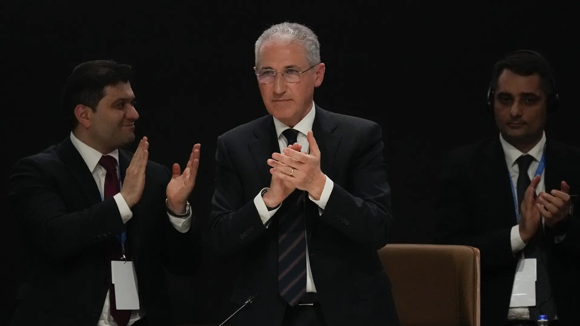 Mukhtar Babayev, Präsident der COP29, applaudiert während der Schlusssitzung der Klimakonferenz.