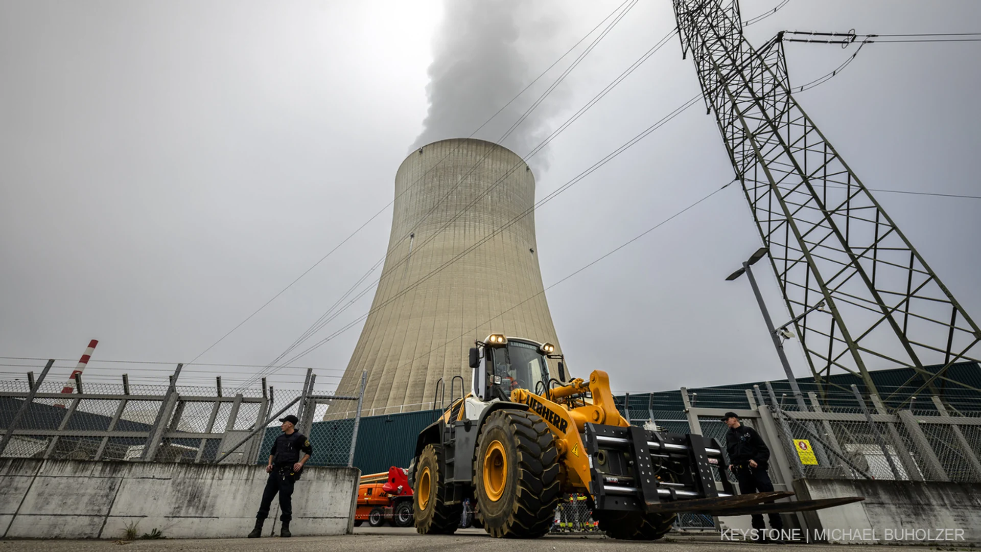 Ein Radlader verlaesst die Sicherheitszone um Notstrom Generatoren und Loeschmaterial von der Schweizer Armee in die Sicherheitszone des Atomkraftwerks Goesgen zu transportieren.