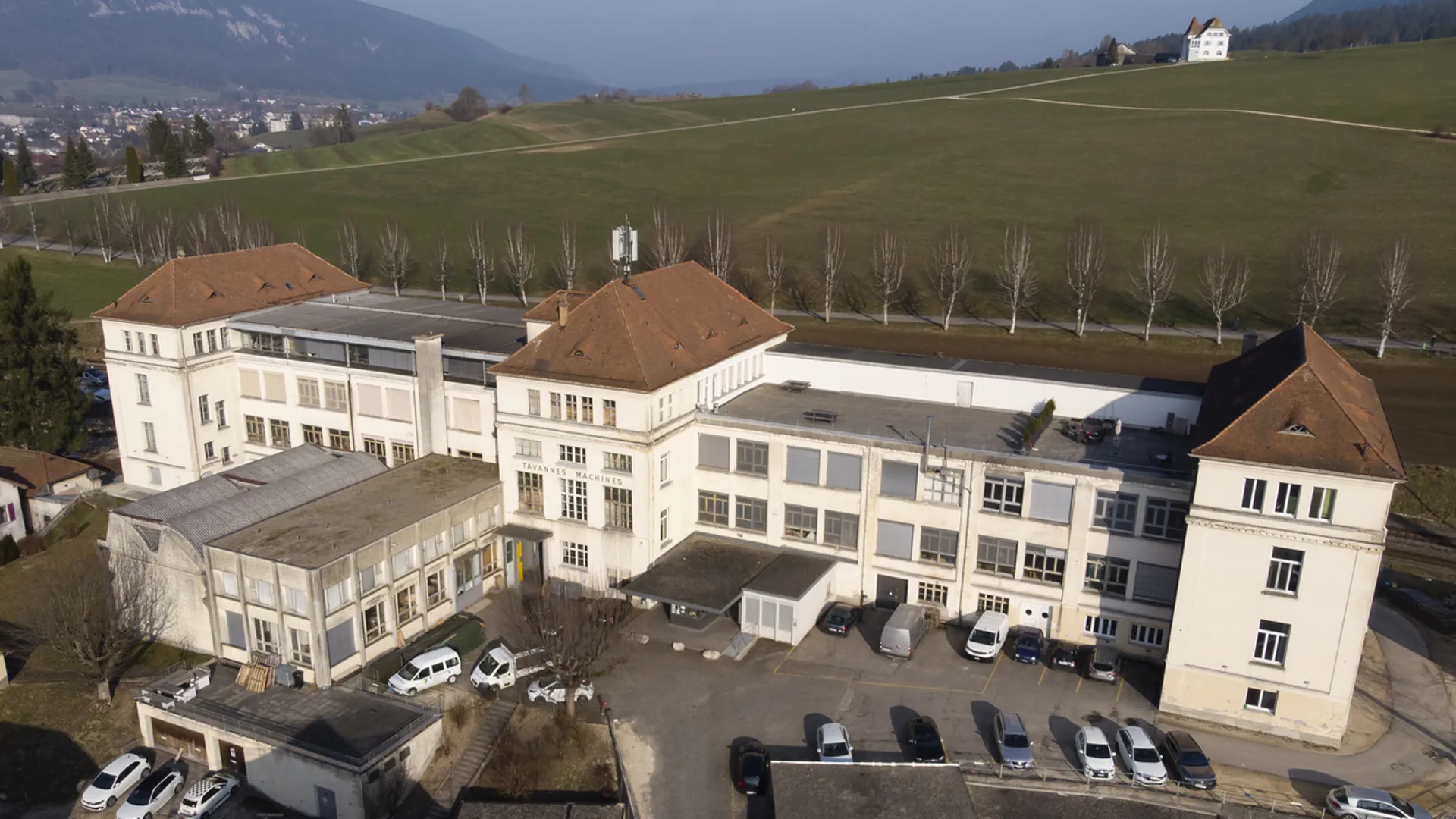 Luftaufnahme auf das alte Fabrikgebäude von Tavannes Machines.