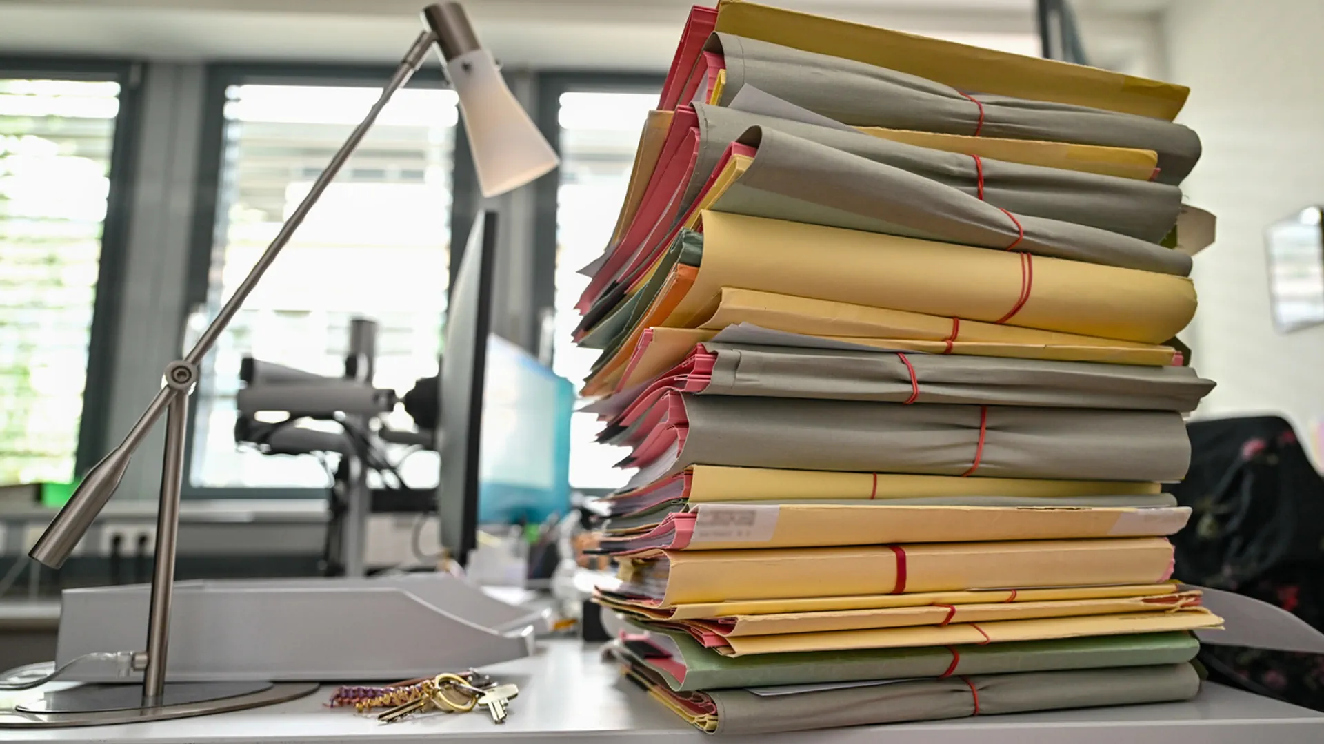 Meterhoher Stapel von Akten in einem Büro