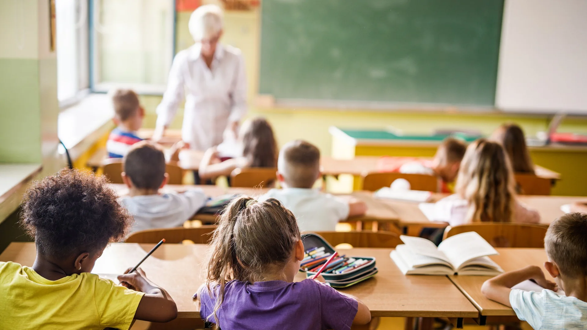 Ein Klassenzimmer mit Kindern und einer Lehrperson