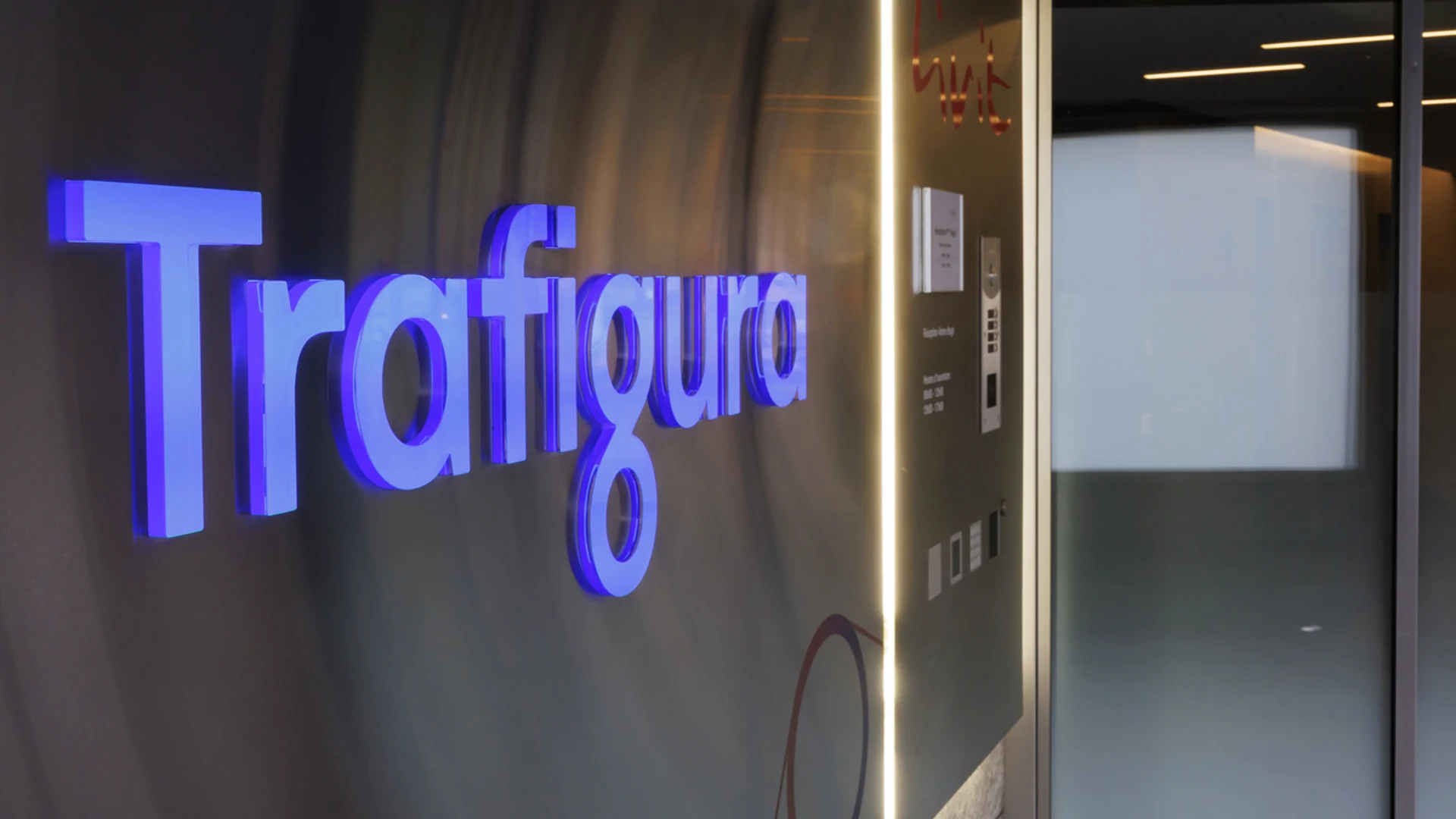 Das Logo von Trafigura an einer Wand.