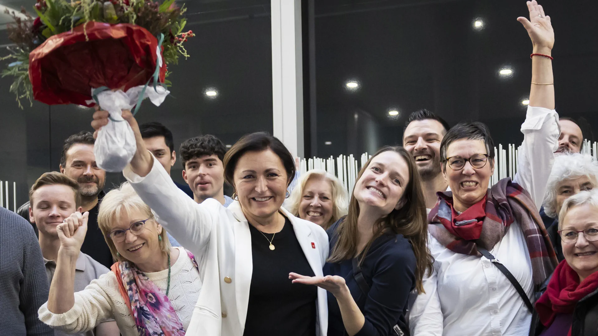 Glenda Gonzalez Bassi, neu gewählte Bieler Stadtpräsidentin jubelt inmitten von Freunden, Unterstützerinnen und Familie.