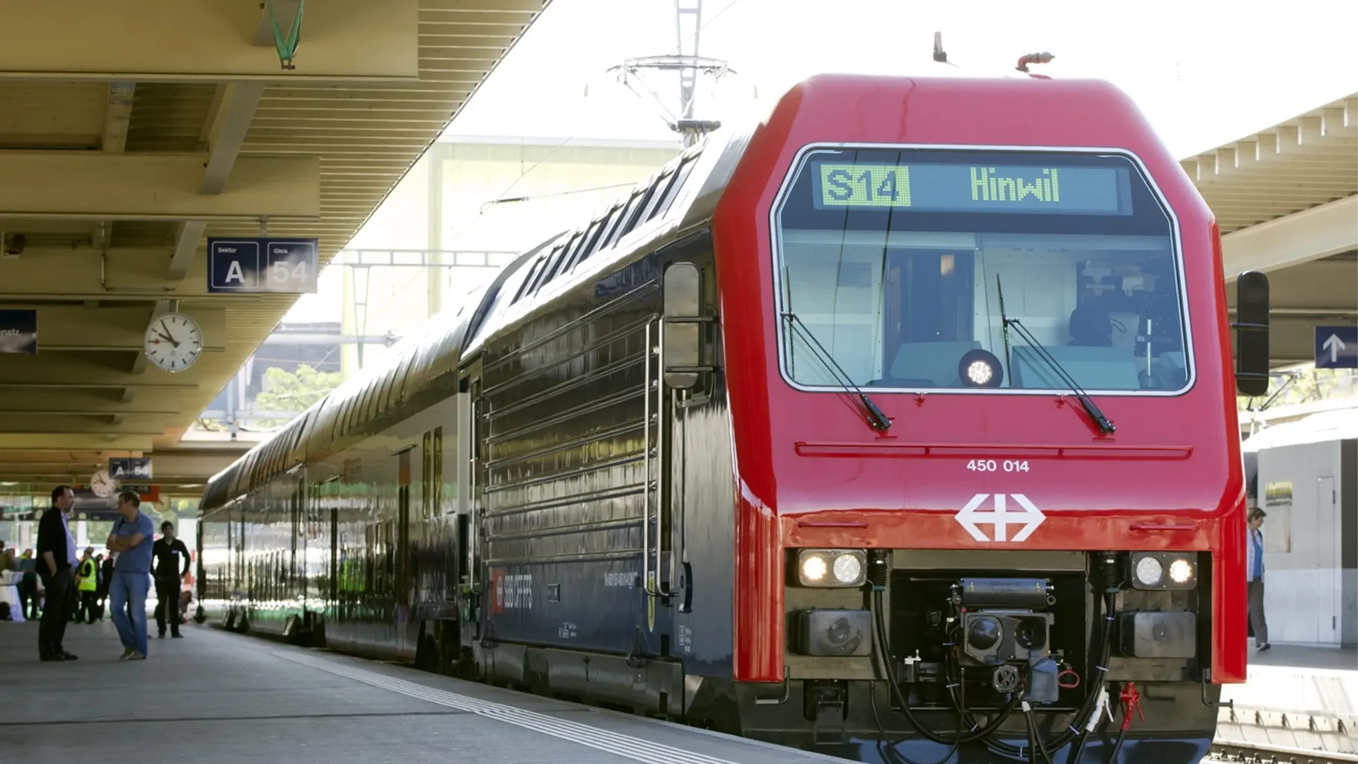 Eine S-Bahn fährt in einen Bahnhof ein.