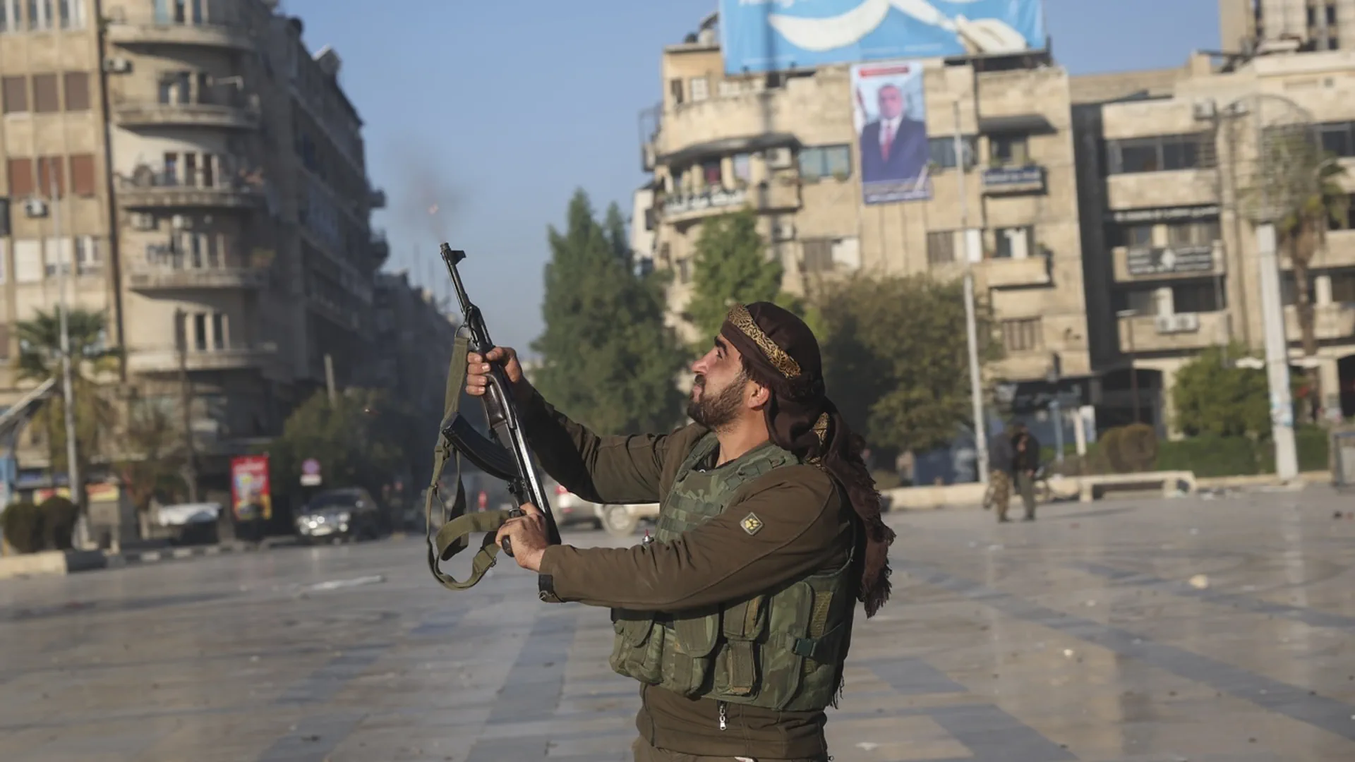 Ein Kämpfer der syrischen Opposition am Samstag in der eroberten Stadt Aleppo.