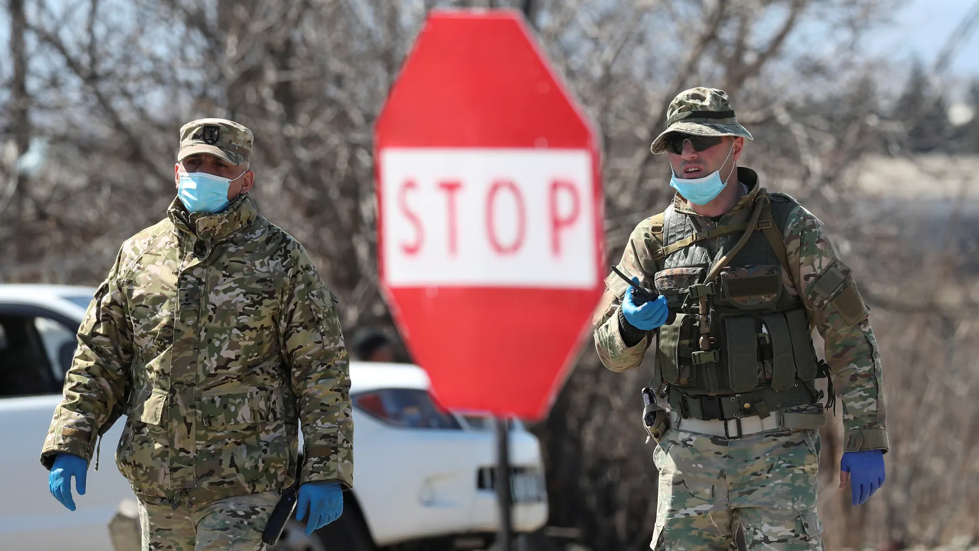 Georgische Soldaten an der Grenze zu Aserbaidschan während der Coronapandemie im Jahr 2020.