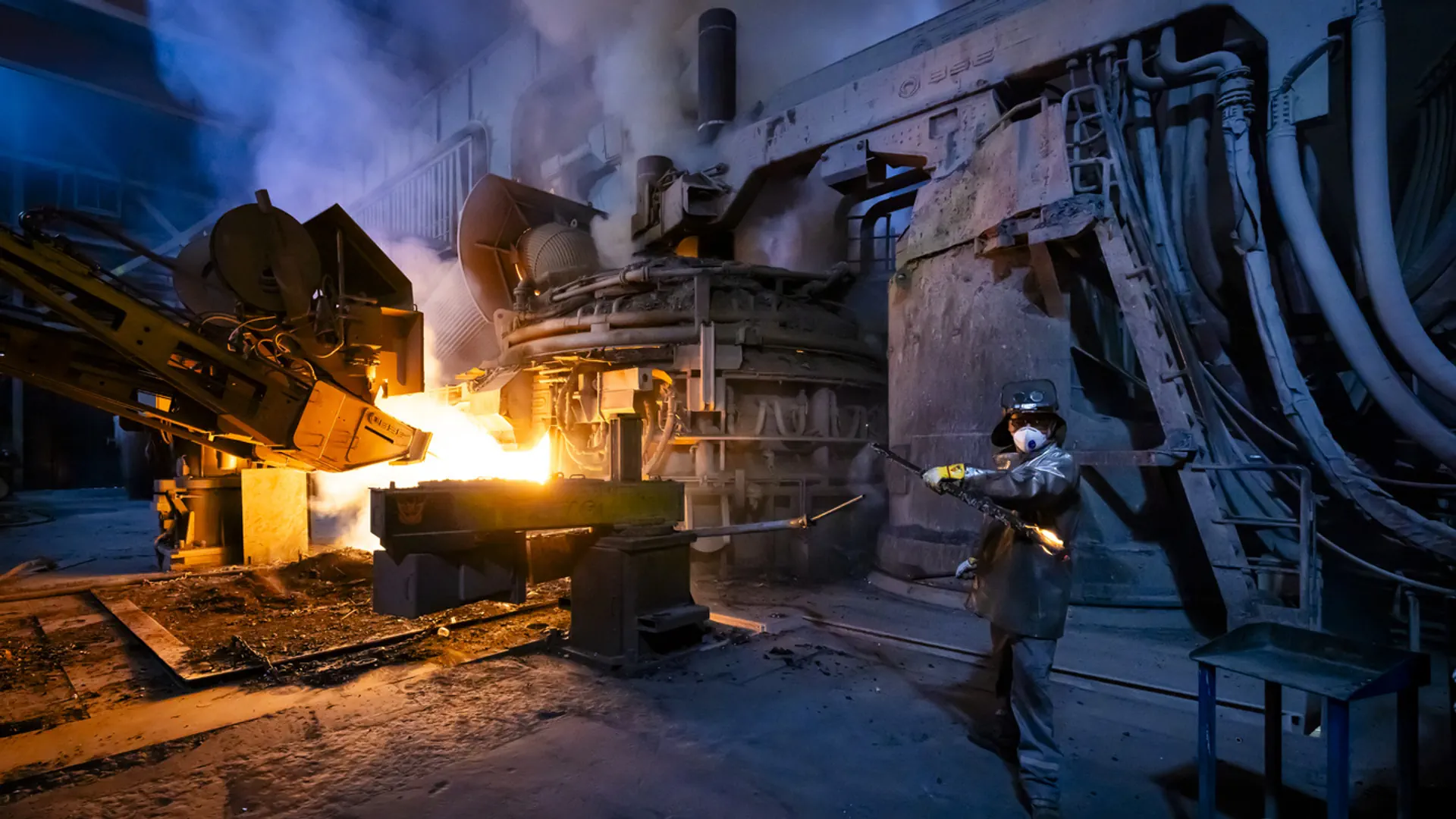 Ein grosser Schmelzofen im Stahlwerk der Steeltec AG in Emmenbrücke.