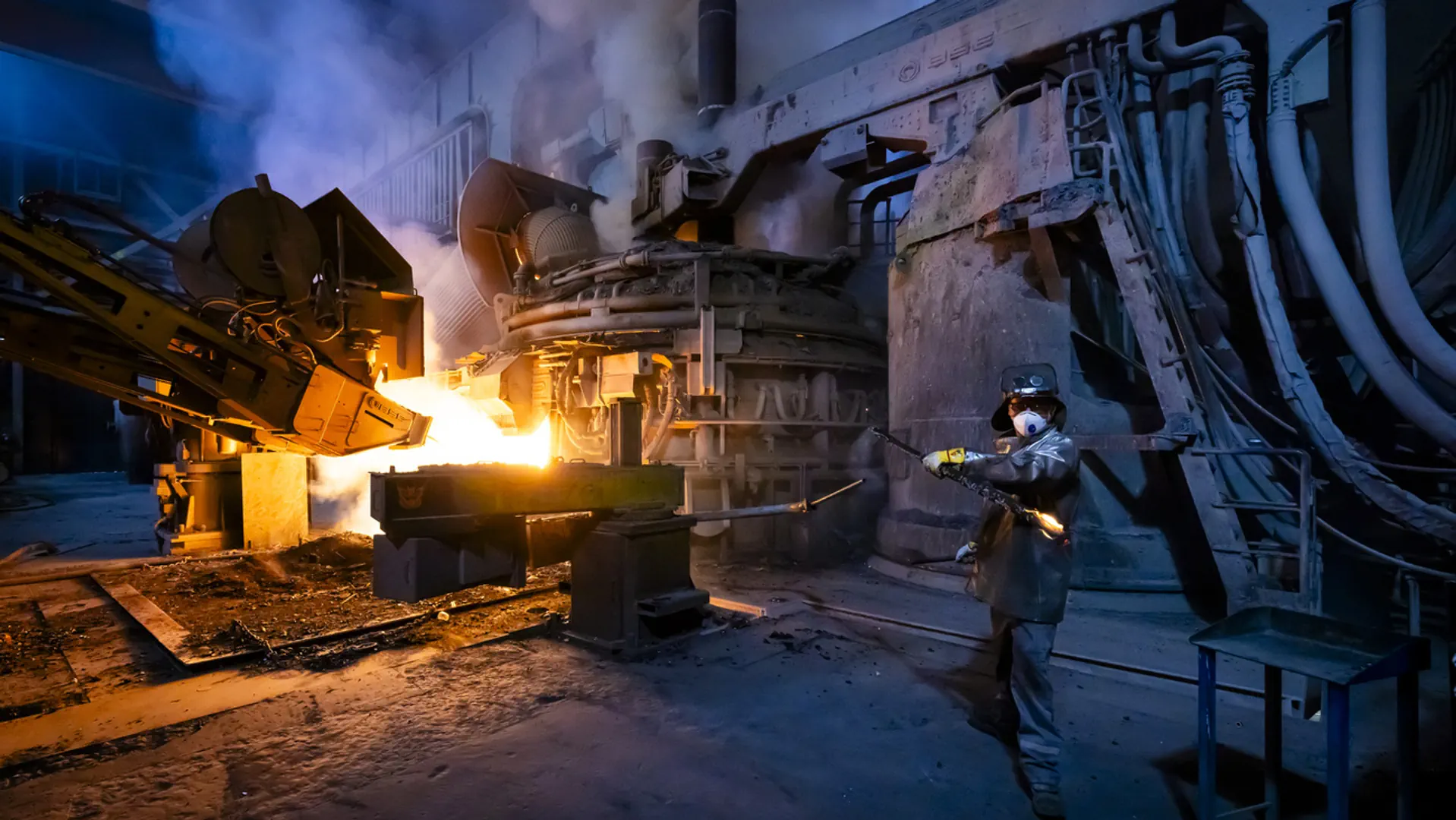 Ein grosser Schmelzofen im Stahlwerk der Steeltec AG in Emmenbrücke.