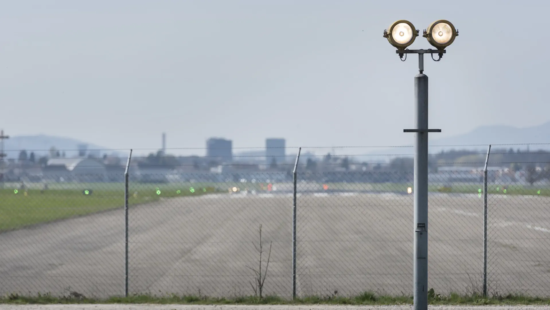 Leuchtkörper vor Gitterzaun am Militärflugplatz Dübendorf.