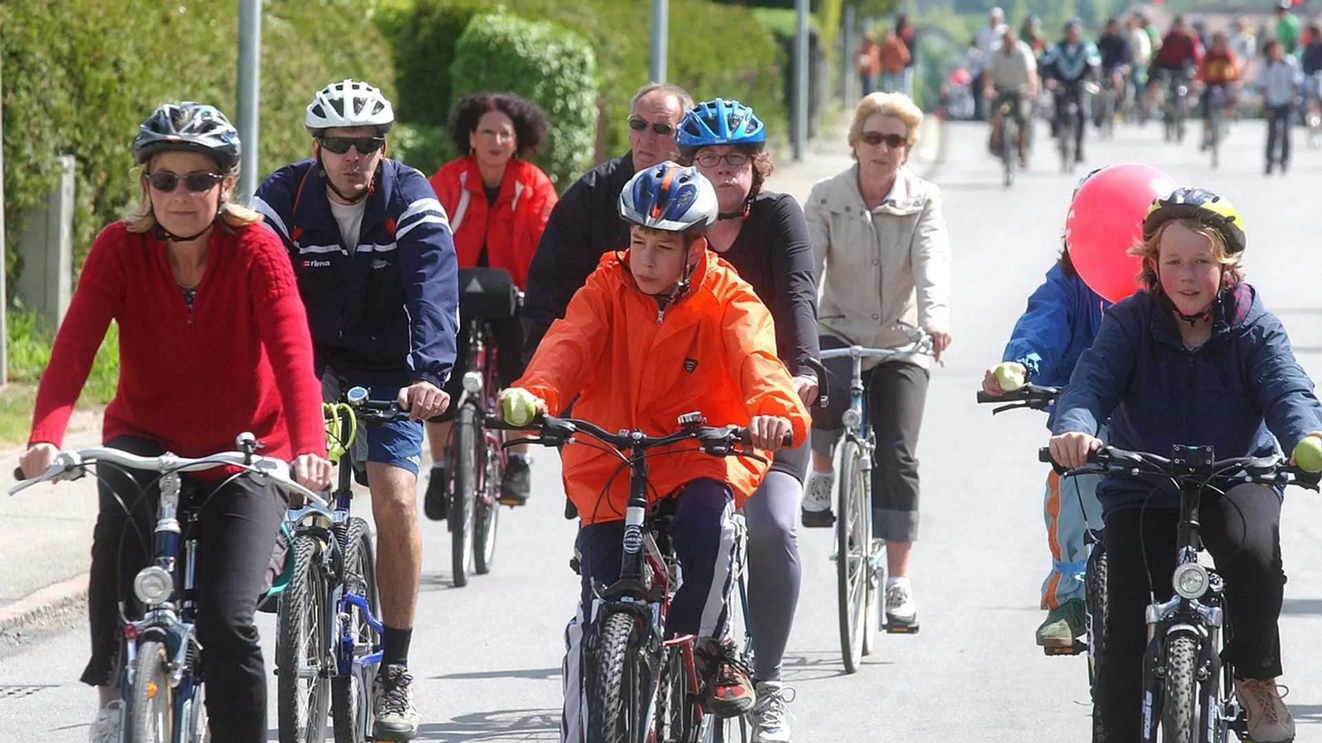 Velofahrerinnen und Velofahrer auf der Strasse