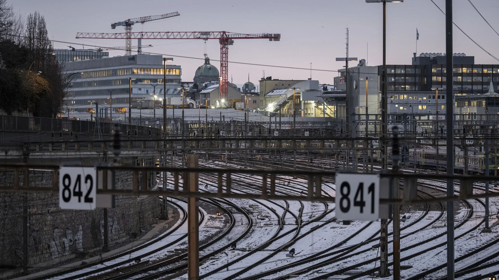 Bahnhof Bern mit verschneiten Gleisen