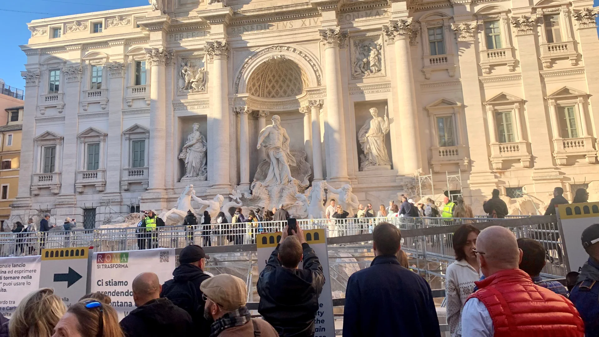 Touristen am Trevi-Brunnen.