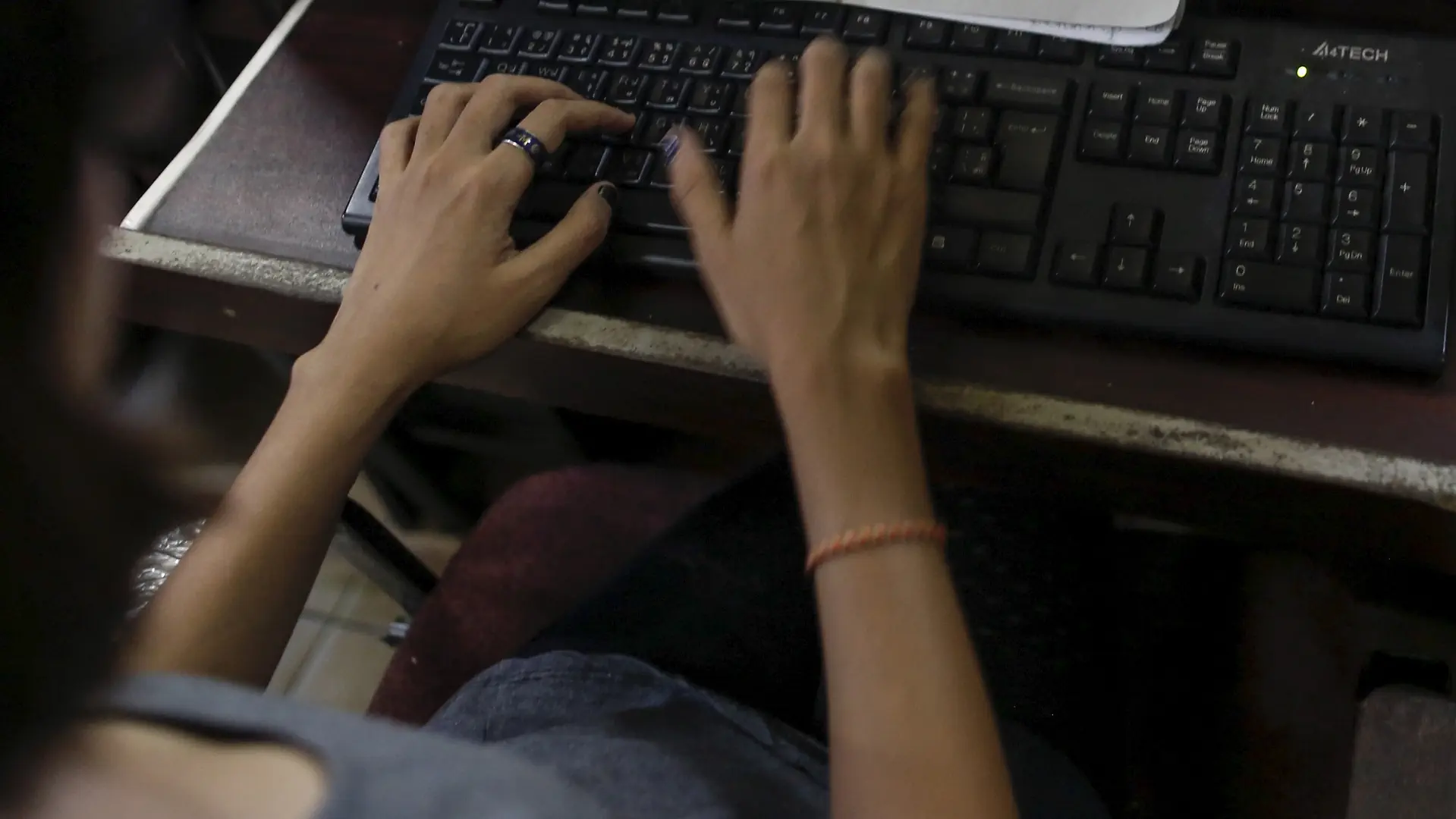 Eine Frau surft in einem Internetcafé in Myanmar im Netz (Archivbild).