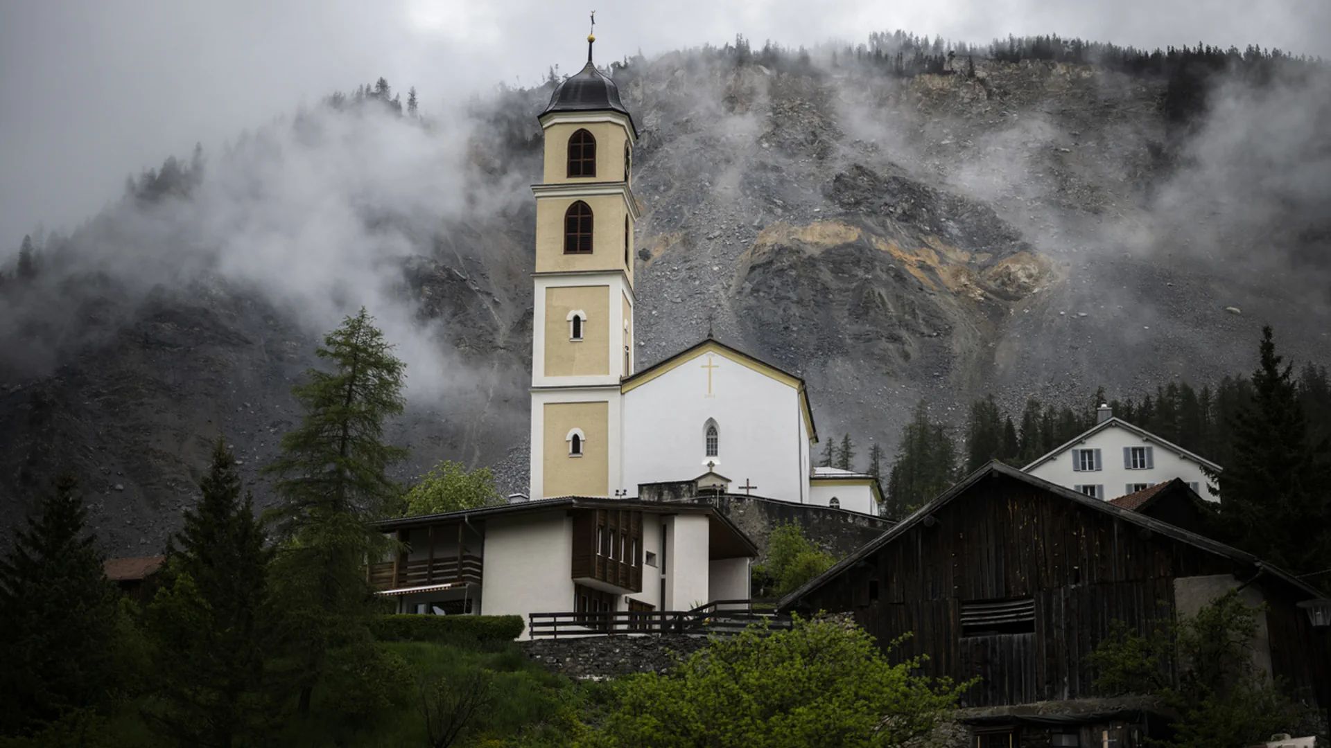 Die Dorfkirche in Brienz, dahinter der Berghang.