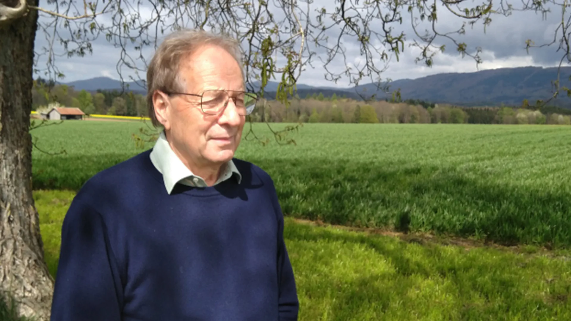 Werner Brogli vor einem Feld.