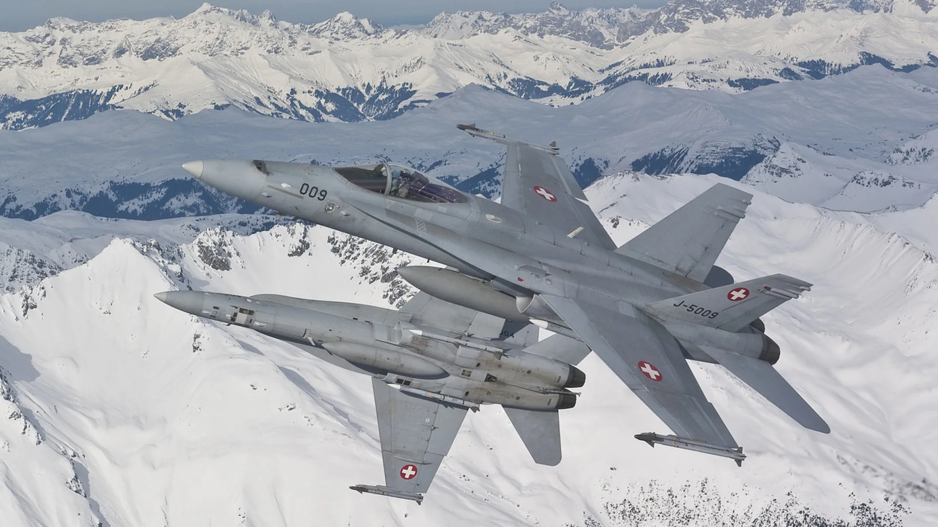 Zwei Kampfjets Typ F/A-18 über den Schweizer Alpen