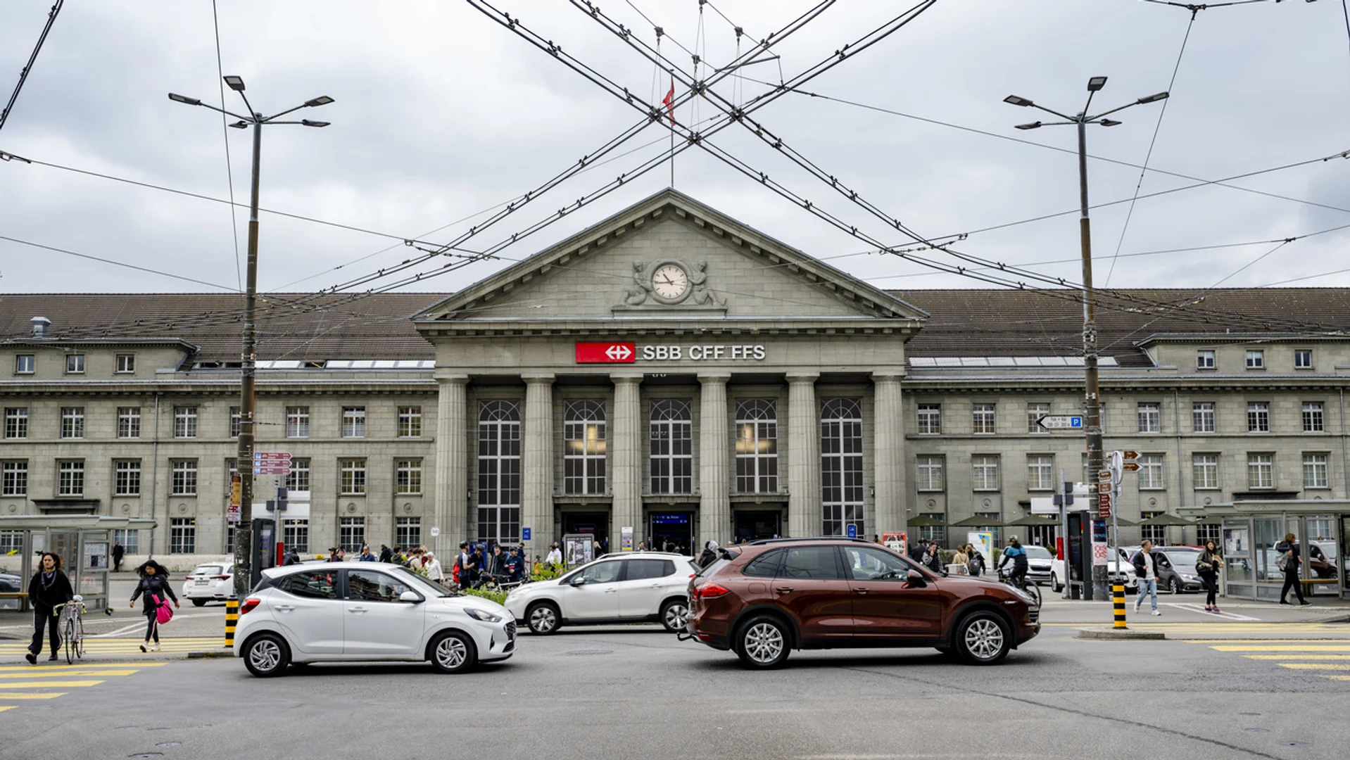 Über den Bahnhofplatz in Biel fahren Autos.