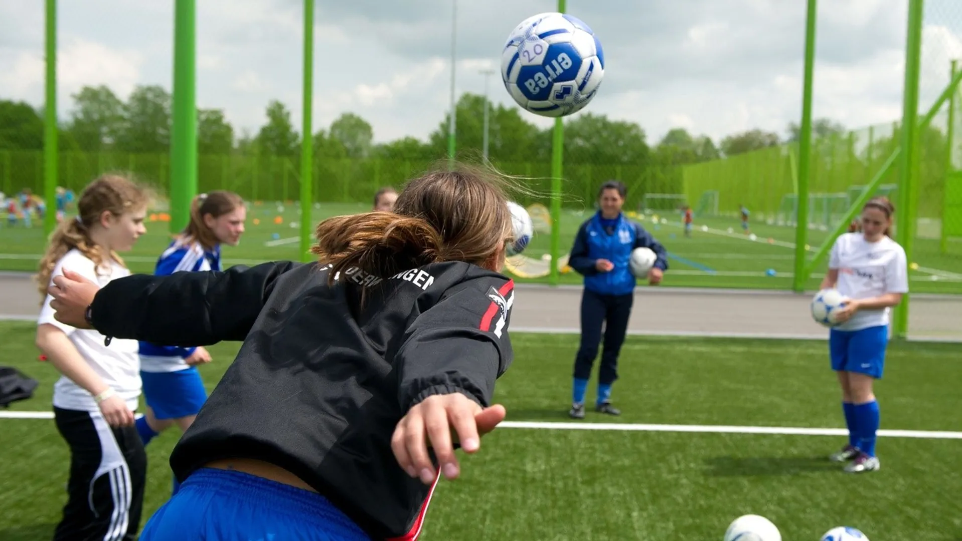 Mädchen spielen Fussball