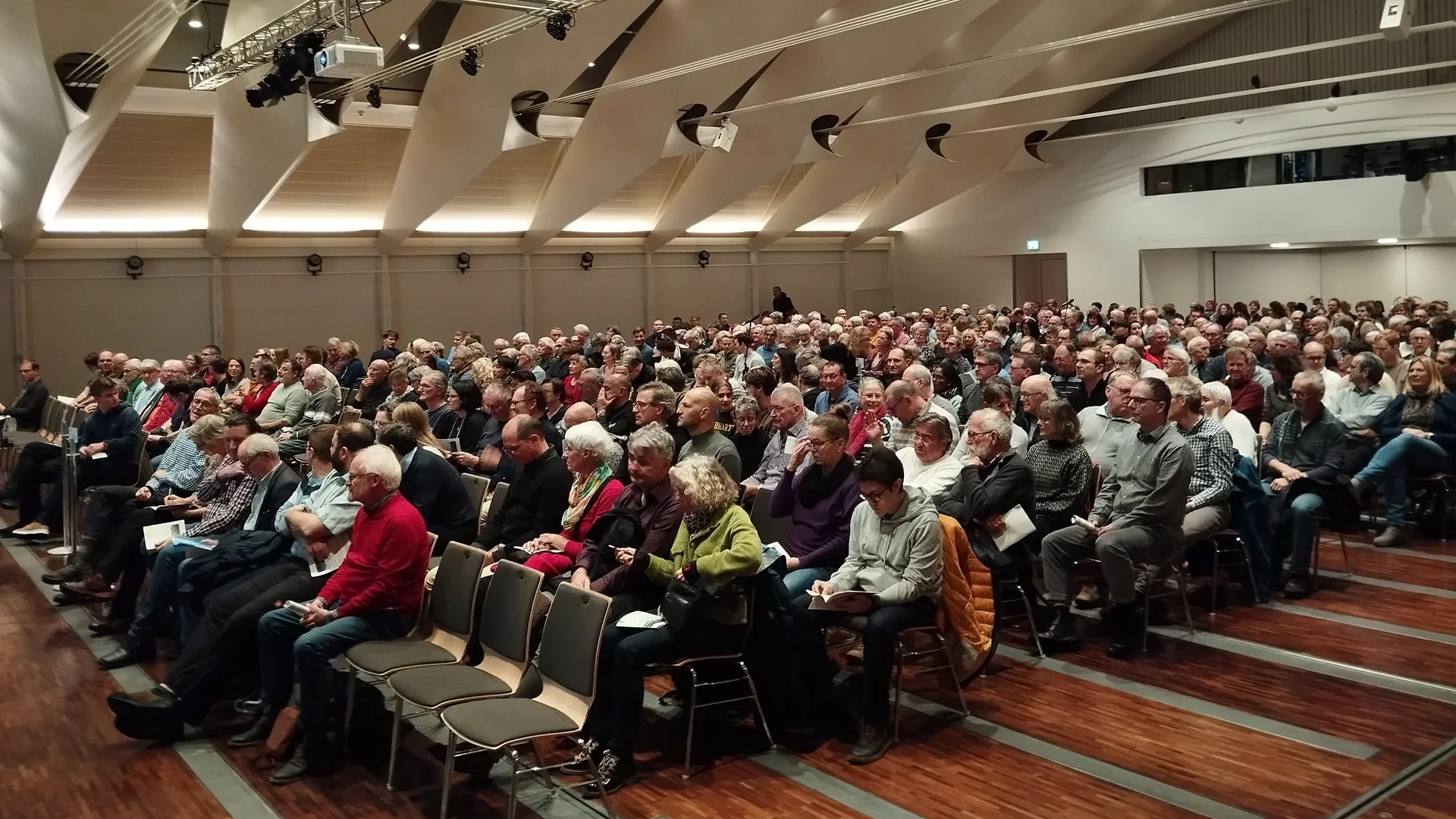 Gegen 450 Menschen sitzen an der Gemeindeversammlung auf Stühlen in Saal der Bärenmatte in Suhr.