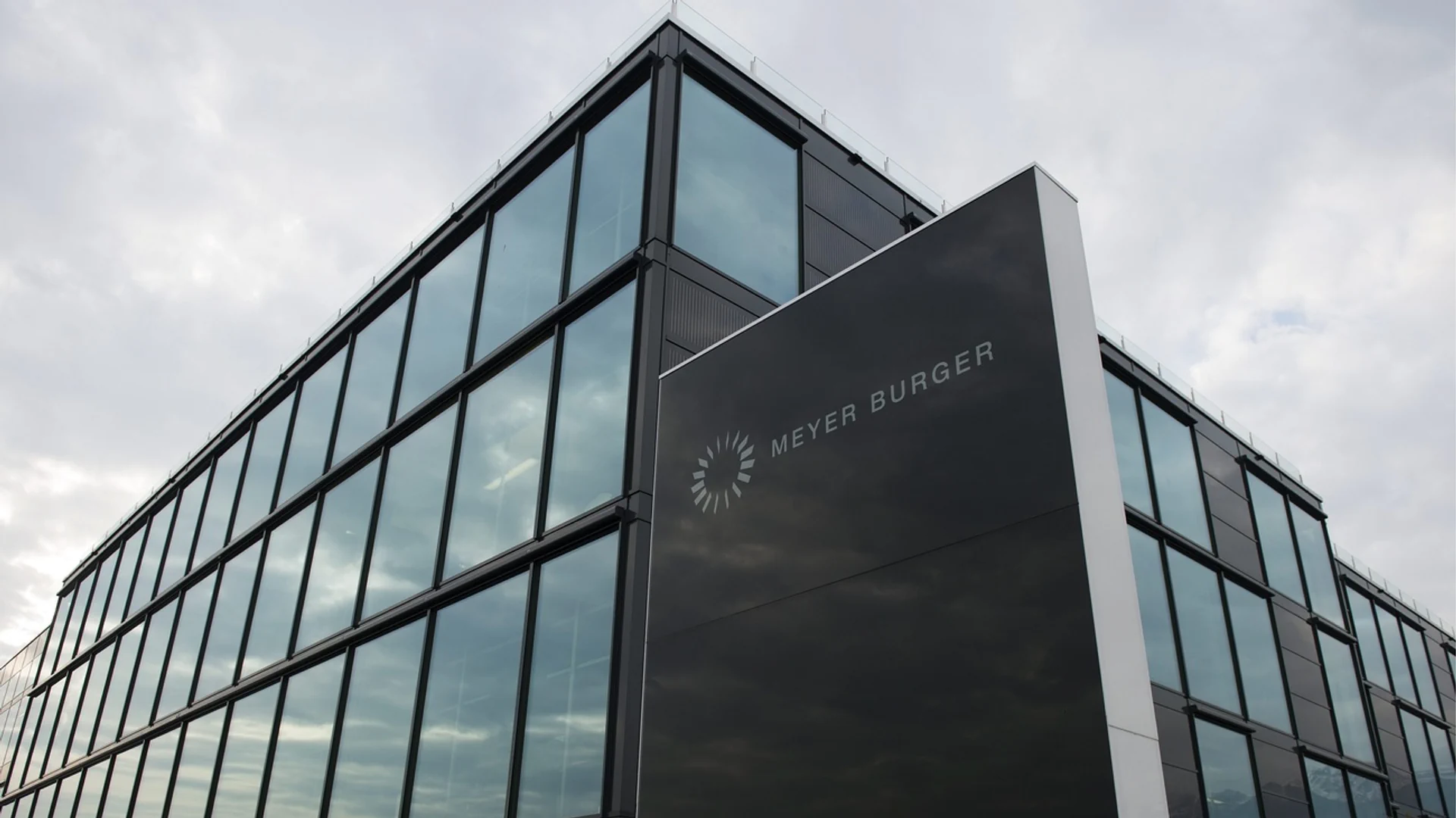 Das Produktionsgebäude von Meyer Burger in Thun – mit Logo.