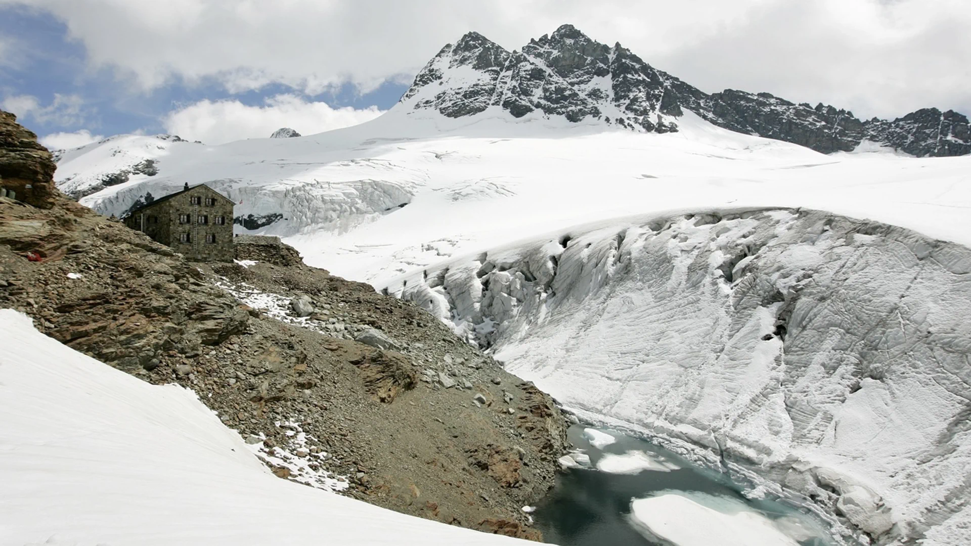 Die Mutthornhütte im Winter.