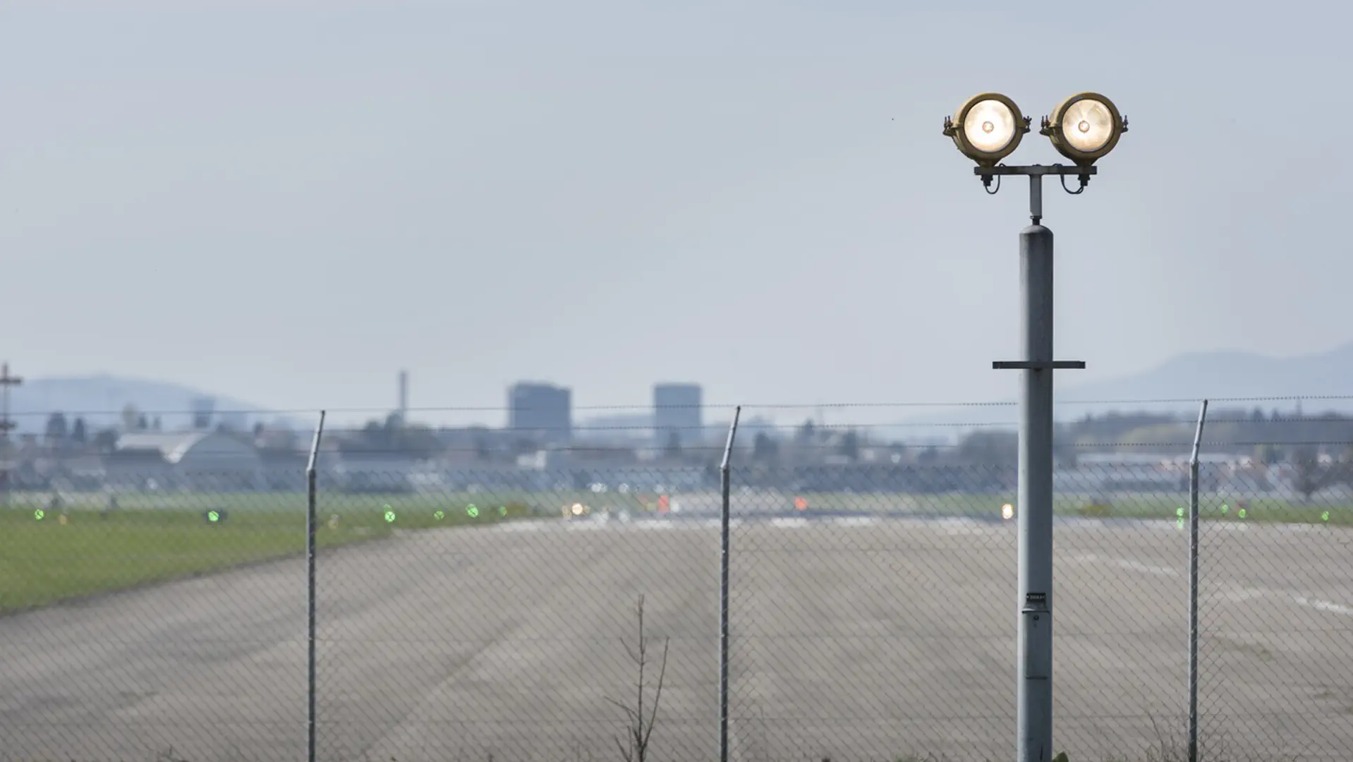 Leuchtkörper vor Gitterabschrankung am Militärflugplatz Dübendorf.