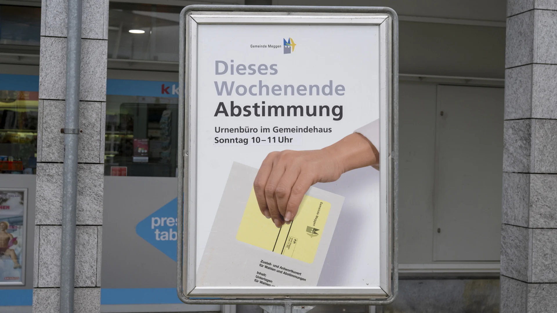 Plakat, das auf eine Urnenabstimmung hinweist.